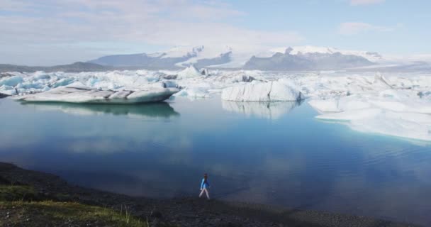 Ijsland Vrouw Toerist Ijsland Natuur Landschap Wandelen Door Jokulsarlon Gletsjer — Stockvideo