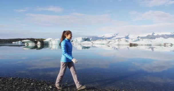 Islanda Video Viaggio Donna Piedi Fuori Islanda Paesaggio Naturale Visita — Video Stock