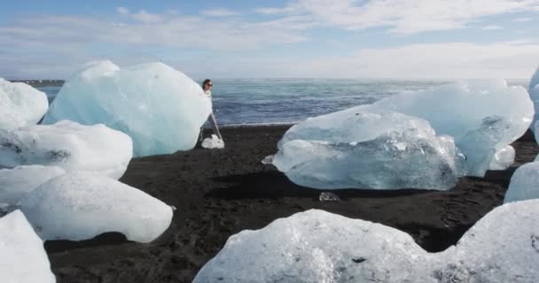 Исландский Пляж Йокульсарлон Айсберг Мбаппе Прогуливается Небольшому Ледяному Пляжу Пляж — стоковое видео