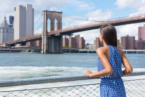 ニューヨーク市の女性は 米国の夏の旅行中に都市生活を歩いて住んでいるブルックリン公園からマンハッタンのスカイラインの景色を見て — ストック写真