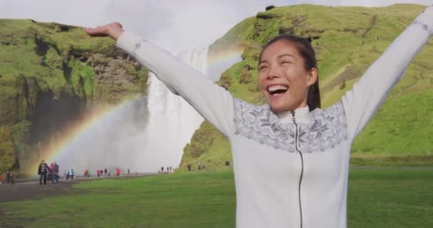Наслаждайтесь Женщина Водопада Скогафосс Счастлива Исландии Позируя Радостно Радостно Поднятыми — стоковое видео