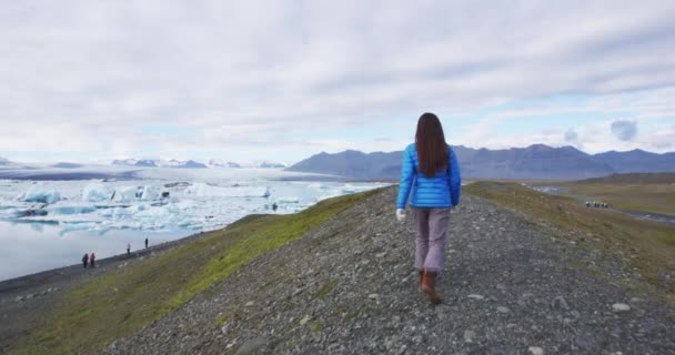 Touristen Island Naturlandschaft Wandern Durch Jokulsarlon Gletscherlagune Touristenziel Sehenswürdigkeit Jokulsarlon — Stockvideo