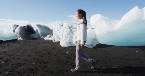 Исландская Женщина Удивительной Природе Пляже Jokulsarlon Iceberg Мбаппе Прогуливается Небольшому — стоковое видео