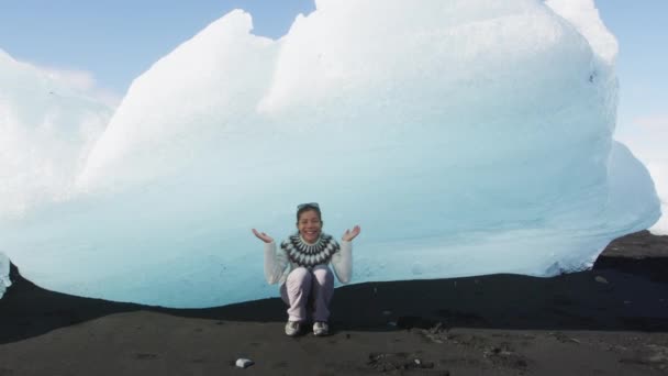 Zlanda Seyahati Jokulsarlon Iceberg Plajında Buzun Buz Dağlarının Kenarında Oturan — Stok video