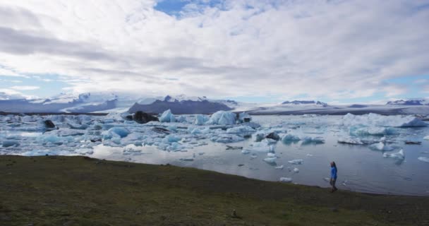 Озеро Ледниковой Лагуны Джокульсарлон Исландии Удивительный Исландский Природный Ландшафт Женщина — стоковое видео