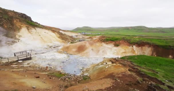 Islanti Maisema Video Tulivuori Geotermisen Vulkaanisen Toiminnan Aloilla Osoittaa Tulivuoren — kuvapankkivideo