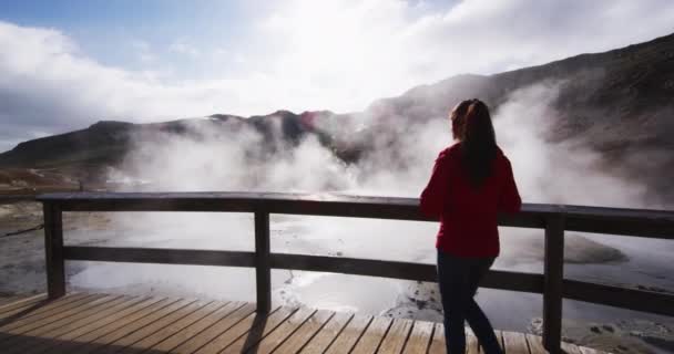 Islândia Turista Tirar Fotos Natureza Incrível Com Campos Geotérmicos Vulcões — Vídeo de Stock