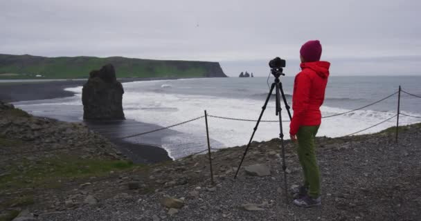 冰岛风景旅游摄影师和游客在Dyrholaey拍摄冰岛的自然风景 在冰岛南部的Vik观看里尼斯法哈拉海滩 慢动作 — 图库视频影像