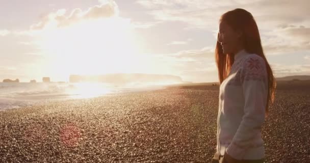 Islanda Turista Camminare Sulla Spiaggia Sabbia Nera Reynisfjara Vik Costa — Video Stock