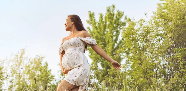 Graviditetsporträtt Gravid Kvinna Glad Och Smider Full Glädje Trimestern Vårskogen — Stockfoto