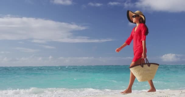 Пляжне Життя Жінка Карибському Розкішному Пляжному Відпочинку Йде Тропічні Літні — стокове відео
