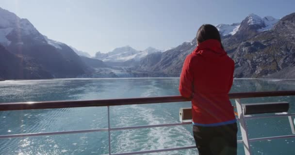 阿拉斯加游轮旅客游览景观冰川湾国家公园 旅行中的女人在通道内欣赏约翰霍普金斯冰川 — 图库视频影像