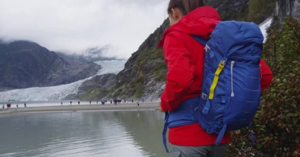 Пешеходная Женщина Рюкзаке Аляске Смотрит Ледниковый Пейзаж Женщина Путешествии Наслаждаясь — стоковое видео