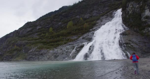 Туристична Жінка Алясці Ходить Льодовику Водоспаду Подорожуюча Мандрівниця Манденхолл Льодовик — стокове відео