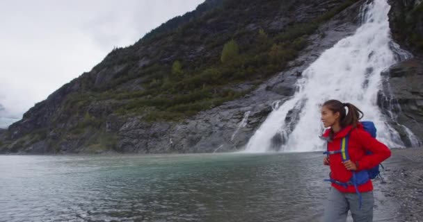 アラスカ氷河の風景 観光客がメンデンホール氷河の観光名所を訪問 ジュノー近くの有名なクルーズ海岸の遠足の前で女性のハイキング 左側のナゲット滝 レッド エピック スローMo — ストック動画