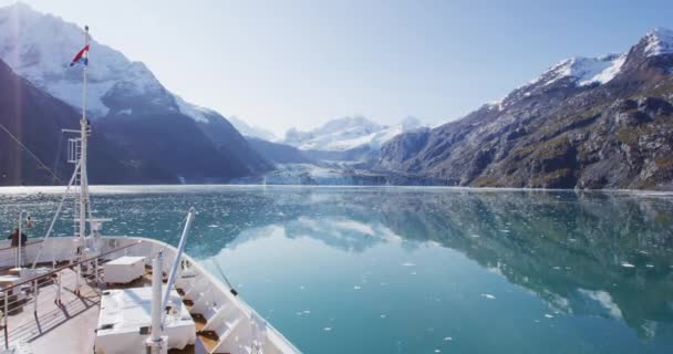 アメリカ アラスカ州のジョンズ ホプキンス氷河に向かって巡航する氷河湾のアラスカ巡航船 スローモーション — ストック動画