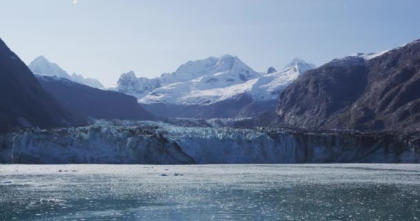 氷河湾の風景は ジョンズ ホプキンス氷河とマウント フェアウェザー山脈の山々 アラスカ 米国を示しています 壮大なアラスカの風景は スローモーションで青い空のコピースペースに傾きます — ストック動画