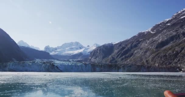 Αλάσκα Ταξιδιωτική Γυναίκα Λήψη Φωτογραφιών Στο Τηλέφωνο Του Παγετώνα Bay — Αρχείο Βίντεο