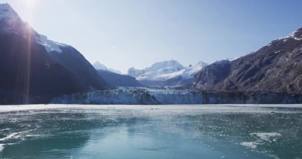 乘游轮游览阿拉斯加冰川湾自然景观的阿拉斯加游客 与约翰霍普金斯冰川和美国阿拉斯加州费尔气象山脉山 缓慢运动中壮观的阿拉斯加风景 — 图库视频影像