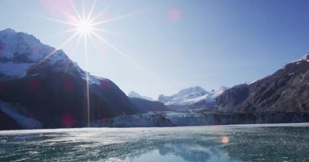 阿拉斯加冰川湾迷人的风景与约翰霍普金斯冰川和山费尔气象山脉 美国阿拉斯加州 慢动作Video — 图库视频影像