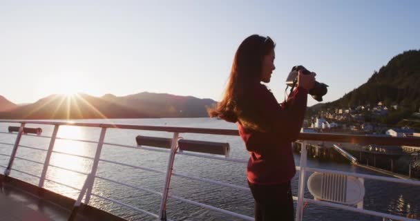 阿拉斯加游客与相机在游轮上 乘客摄影城市凯奇坎从游轮甲板上航行的通道内 凯奇坎是阿拉斯加著名的游轮目的地 — 图库视频影像