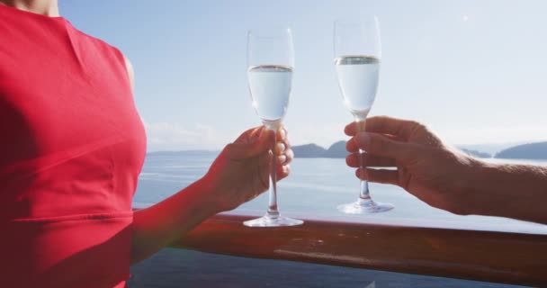 豪华游轮旅行夫妇举杯庆祝蜜月 日落时分饮酒欢庆游轮度假目的地的太阳耀斑 — 图库视频影像