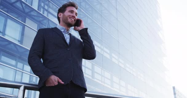 Phone Man Talking Mobile Phone City Business District Confident Young — Vídeo de Stock