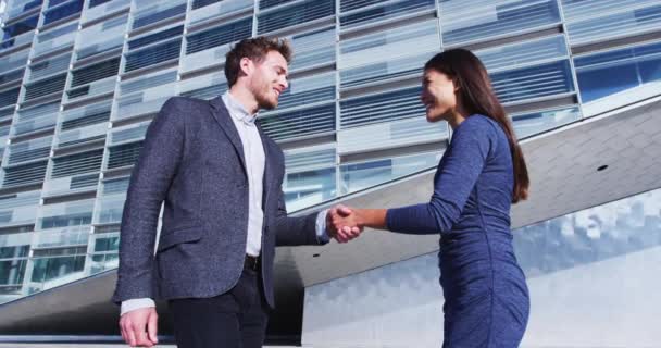Business Handshake Business People Shaking Hands Handshake Businessman Businesswoman Outdoors — Wideo stockowe