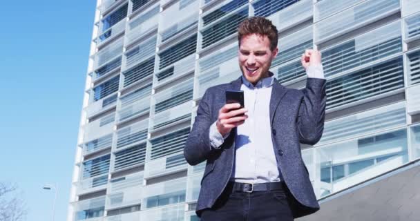 Business People Success Achievement Happy Businessman Cheering Celebrating Looking Phone — Vídeos de Stock
