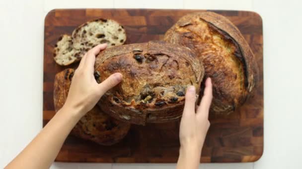 Ambachtelijk Brood Zelfgemaakt Zanddeeg Brood Met Olijven Bovenaanzicht Toont Gesneden — Stockvideo
