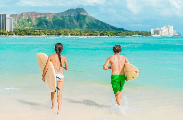 Hawaii Honolulu Couple Surfers Going Surfing Waikiki Beach Surfboards Running — 图库照片