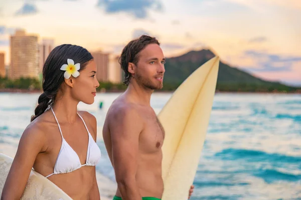 Hawaii Beach Couple Tourists Surfing Waikiki Beach Honolulu Surf Lesson — Photo