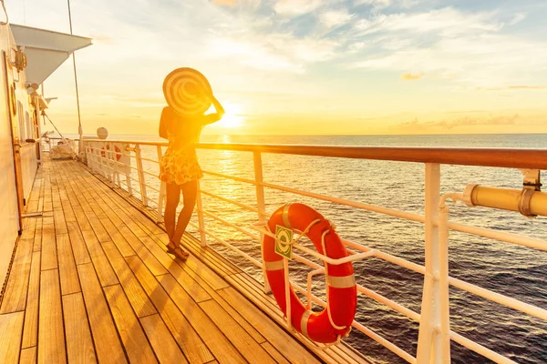Lüks Seyahatçi Kadın Güvertede Gün Batımını Seyrediyor Karayip Tatillerinde Dinlenen — Stok fotoğraf
