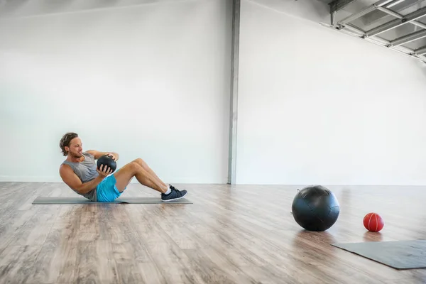 Gym Medicine Ball Workout Abs Exercise Home Man Working Out — Stockfoto