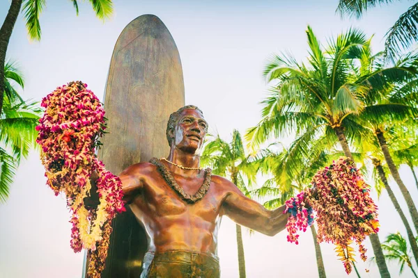 Hawaii Travel Destination Duke Kahanamoku Statue Leis Waikiki Beach Honolulu — 图库照片