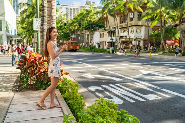 Waikiki Туристическая Женщина Идущая Улице Гонолулу Помощью Мобильного Телефона Летние — стоковое фото