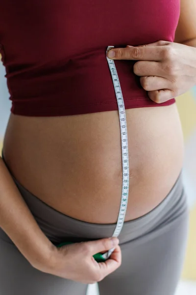 Беременность Беременная Женщина Измеряет Живот Здоровая Беременность Детский Толчок Беременной — стоковое фото