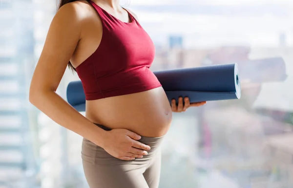 Pregnant Woman Going Prenatal Yoga Class Showing Beautiful Baby Bump — ストック写真