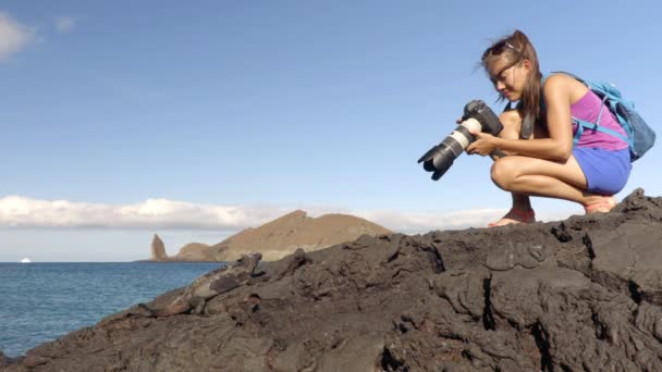 加拉帕戈斯游客在加拉帕戈斯群岛圣地亚哥岛上拍摄海鬣蜥 峰顶岩和巴托洛梅岛为背景 著名的加拉帕戈斯游轮旅游胜地 — 图库视频影像