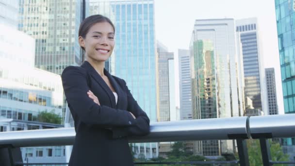 腕を組んでオフィスビルの外に立つスーツ姿の若い女性都市部のプロの実業家のビジネス女性のビジネス女性の肖像画が交差した 多文化中国人 白人女性の成功を確信 — ストック動画