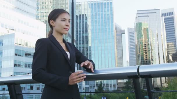 身着西装站在办公楼外的年轻女城市专业女商人的女商人画像 双手交叉 有信心成功的多元文化中国亚洲 高加索妇女 — 图库视频影像