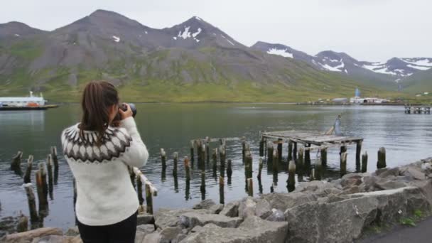 Tourist Iceland Taking Photo Siglufjordur Fjord Wearing Icelandic Sweater Woman — ストック動画