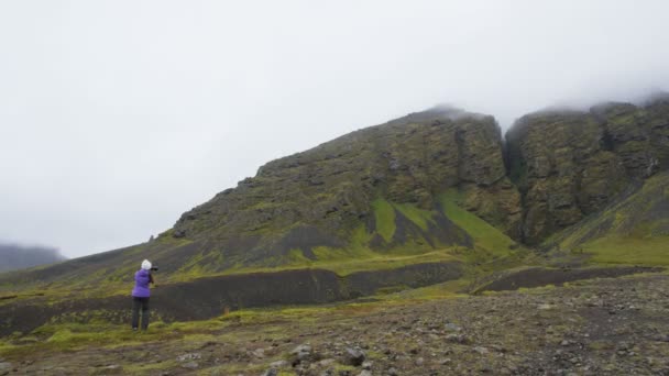アイスランドのハイカー観光客が訪問Raudfeldsgjaキャニオンの崖の自然景観Snaefellsnes半島 西アイスランドの一眼レフカメラで写真を撮る レッド エピック スローモーション — ストック動画