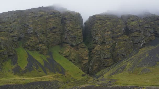 アイスランドRaudfeldsgja Canyonは 西アイスランドのSnaefellsnes半島の自然景観を崖にしています レッド エピック スローモーション — ストック動画