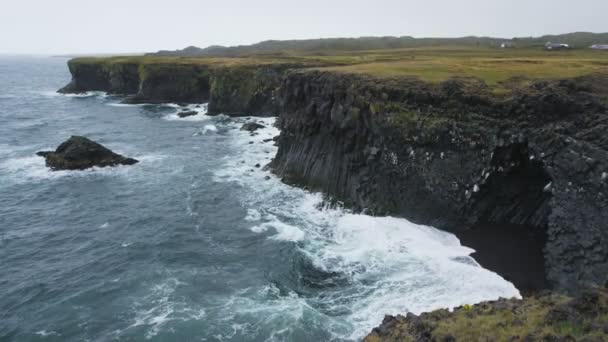 アイスランド スネーフェルスネス半島の海岸線と荒波と急な崖とアイスランドの崖の自然景観 西アイスランドはアルナルスタピ市に近い レッド エピック スローモーション — ストック動画