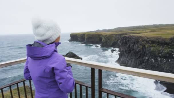 Turysta Podróży Robi Zdjęcia Smartfonem Islandii Dramatycznego Wybrzeża Oceanu Szczęśliwa — Wideo stockowe