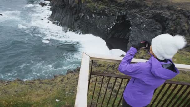 Turista Utazás Fotózás Okos Telefon Izlandon Drámai Tengerpart Óceán Boldog — Stock videók