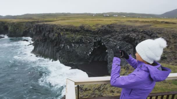 Turista Cestách Fotografování Chytrým Telefonem Islandu Dramatického Pobřeží Oceánu Šťastná — Stock video