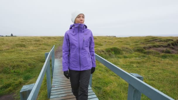 Tourist Auf Reisen Fuß Und Fuß Auf Island Arnarstapi Snaefellsnes — Stockvideo