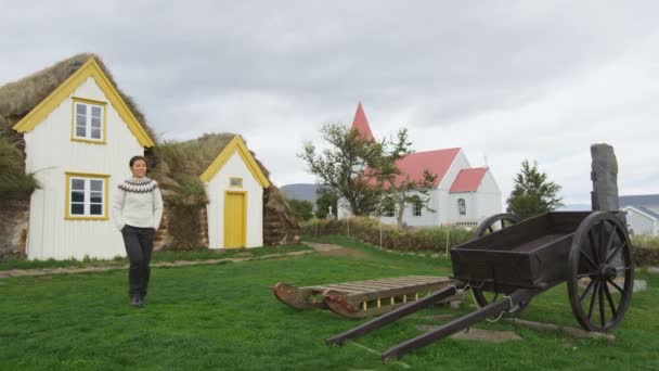 老农舍Laufas Glaumbaer的冰岛游客在斯卡加弗乔杜尔州Varmahlid的农场民俗文化博物馆的屋顶房子里 冰岛旅游胜地和旅游景点地标 冰岛妇女步行毛衣 — 图库视频影像